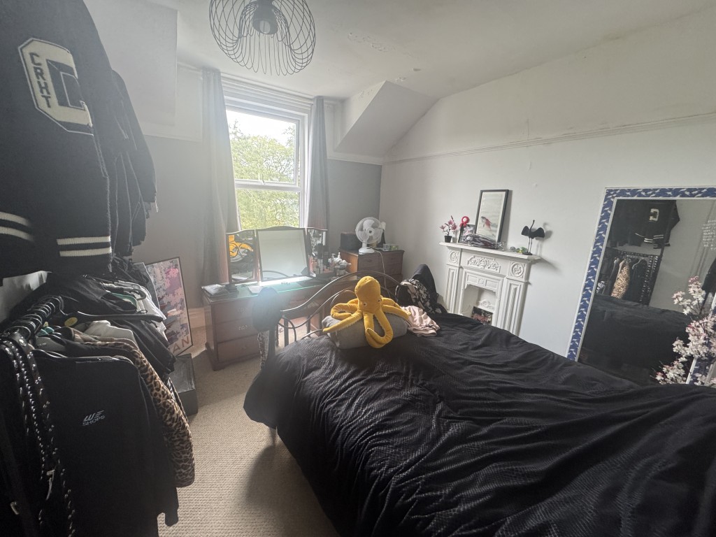 Lot: 89 - RESIDENTIAL INVESTMENT COMPRISING THREE-BEDROOM MAISONETTE AND GARDEN FLAT FOR IMPROVEMENT AND REPAIR - Maisonette bedroom one